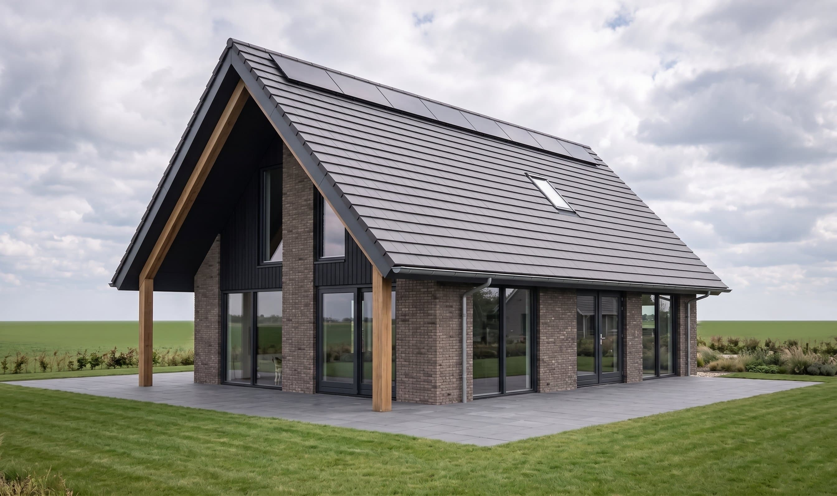 Modern woonhuis aan de Boekebeamstrjitte in Lemmer met overstekende kap, hoge puien en metselwerk penanten met houten gevelbekleding.