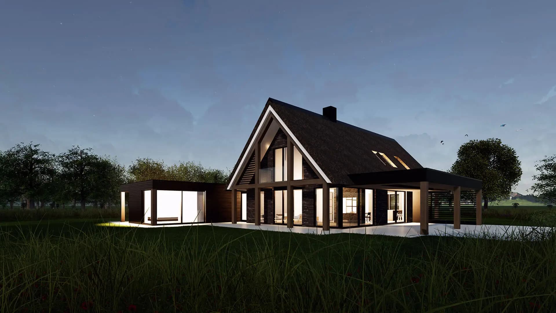 Moderne schuurwoning in Zuidoost-Drenthe met grote overstekende rietgedekte kap op houten spanten, royale glaspartijen en bijgebouw met carport.