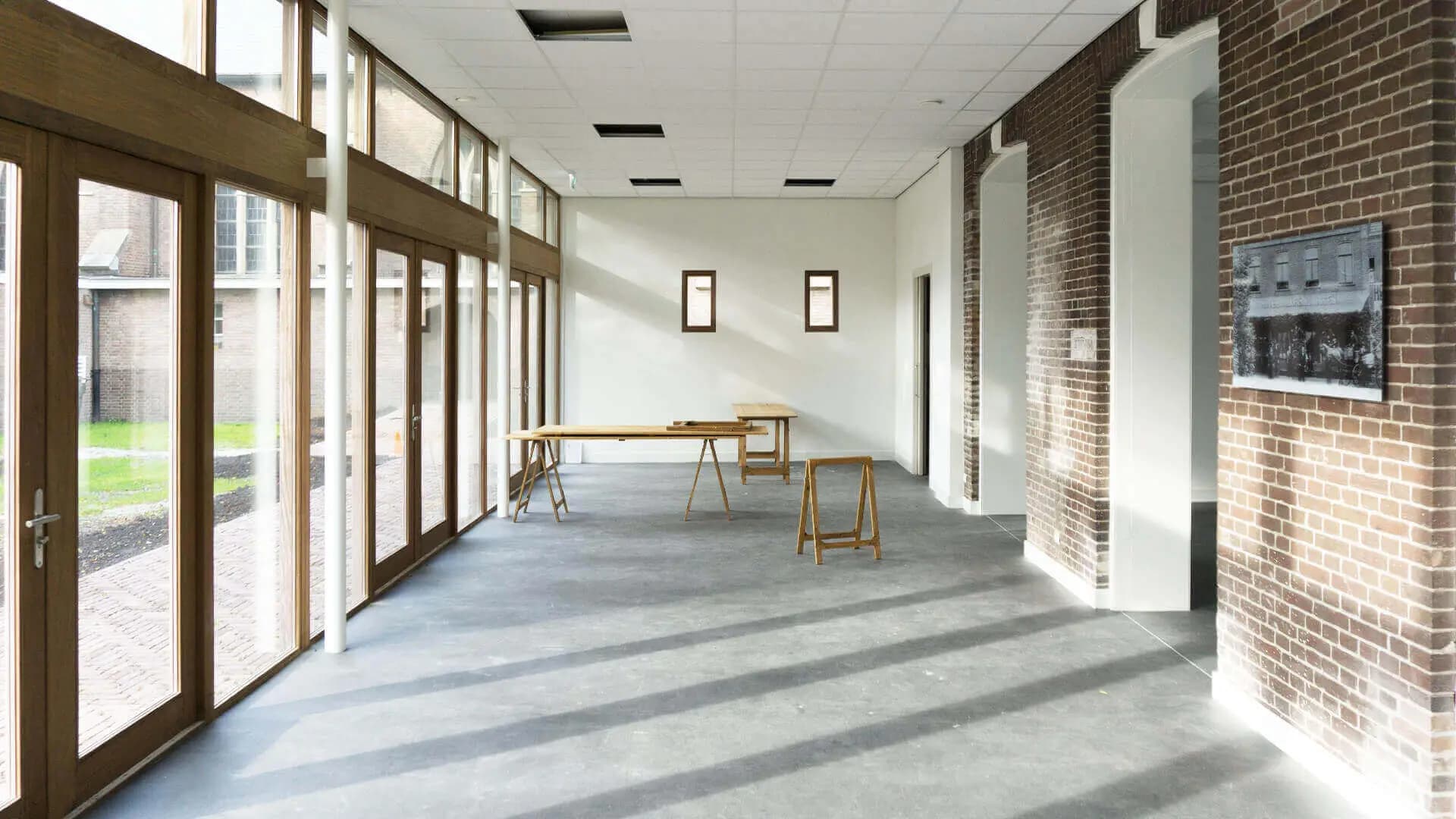 Renovatie van een laat negentiende-eeuws parochiecentrum aan de Crackstraat in Heerenveen, met nieuwe aanbouw, kloostergang en stads-kloostertuin.